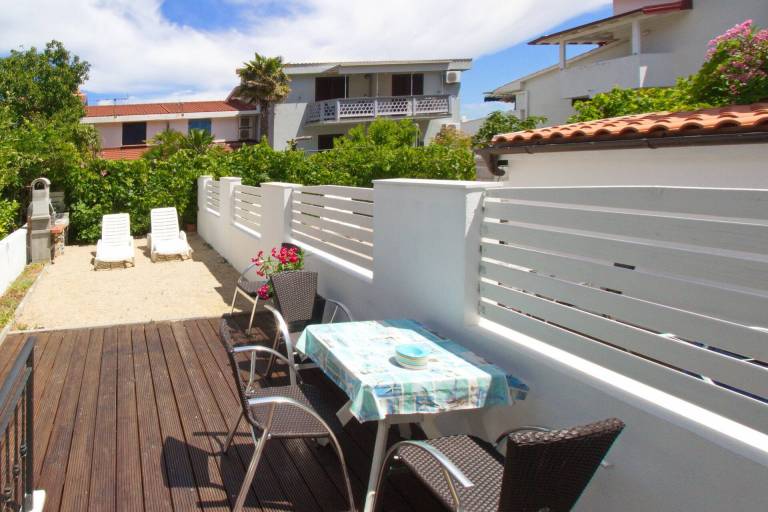Rental apartment with grill, garden & terrace — photo 4