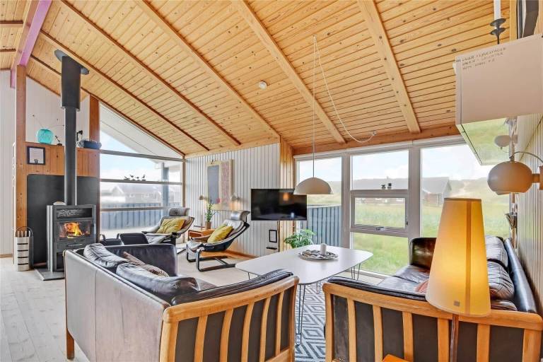 Vacation home with patio, sauna & hot tub — photo 4