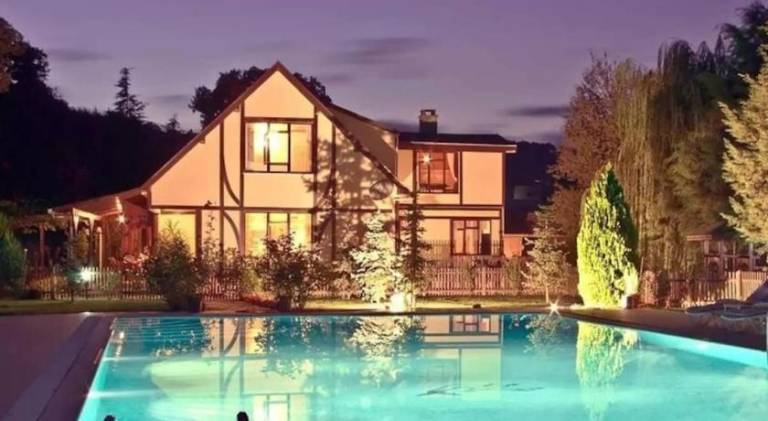 Villa with barbeque, garden & terrace in Beykoz