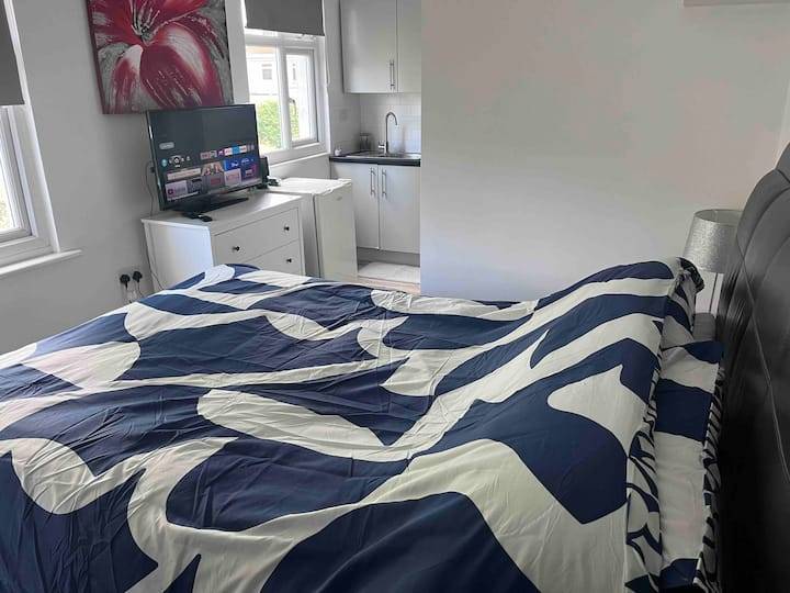 Studio 1 Bed CloseToElizabethLine&Westfield