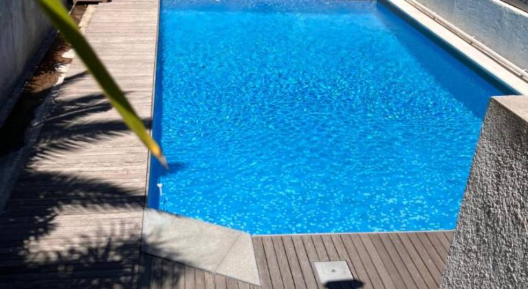 Apartment with patio, private pool & yard in Biot