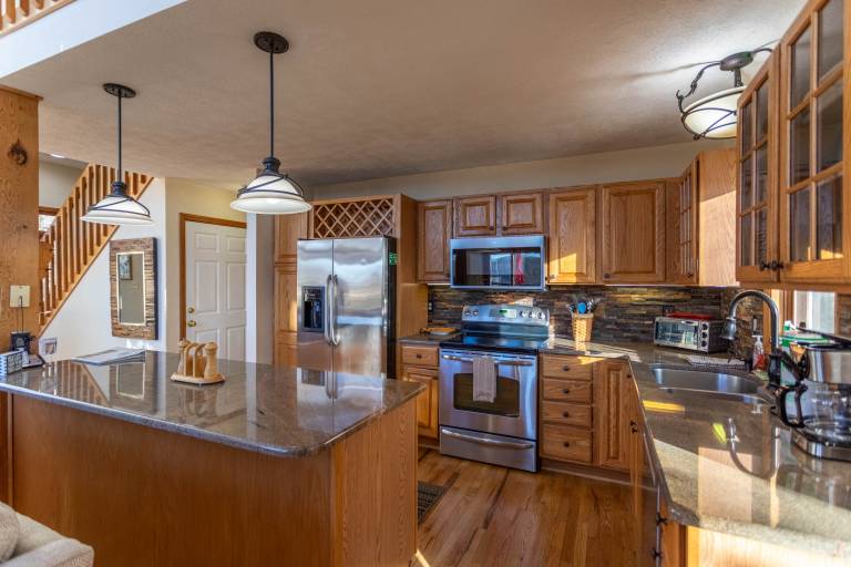 Family-friendly charming vacation home with pool, patio & BBQ | Mountain view | Dogs allowed — photo 4
