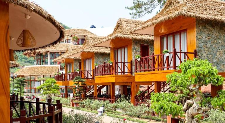 Lodge with barbecue, pool & hot tub | Pets allowed — photo 4