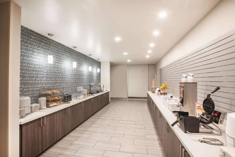 La Quinta Inn & Suites by Wyndham Tulsa Broken Arrow — photo 4