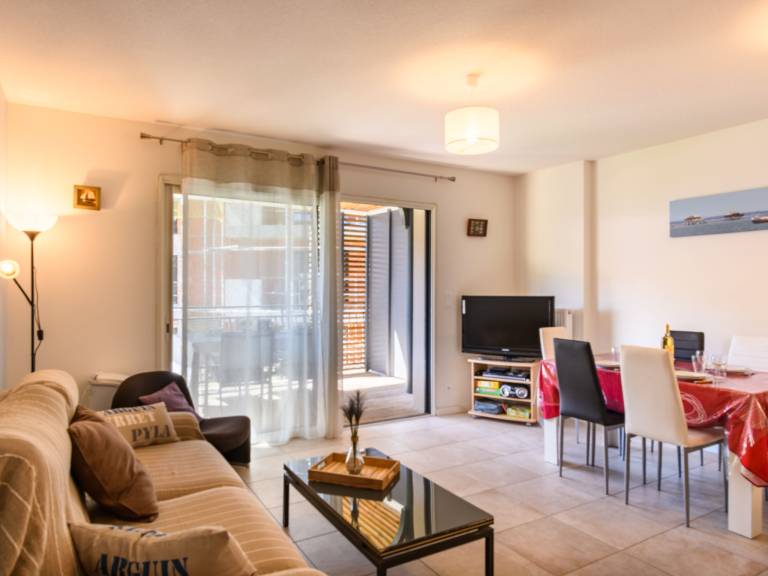 Rental apartment with patio, barbecue & yard — photo 2