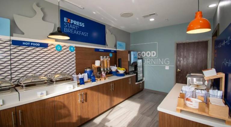 HOLIDAY INN EXPRESS AND SUITES SULPHUR SPRINGS By IHG — photo 4