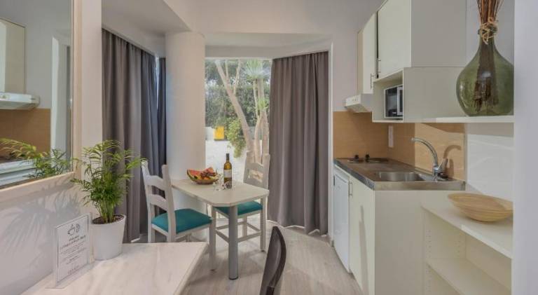 Serviced apartment with pool, garden & terrace — photo 2
