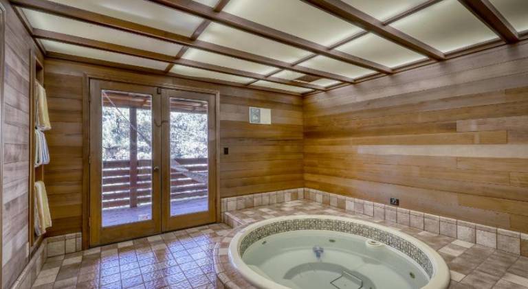 Beautiful vacation home with hot tub | Pets are welcome — photo 3