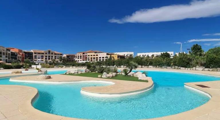 Bain De Soleil refait a neuf, bord de plage et piscine, proche de Saint Tropez — photo 3