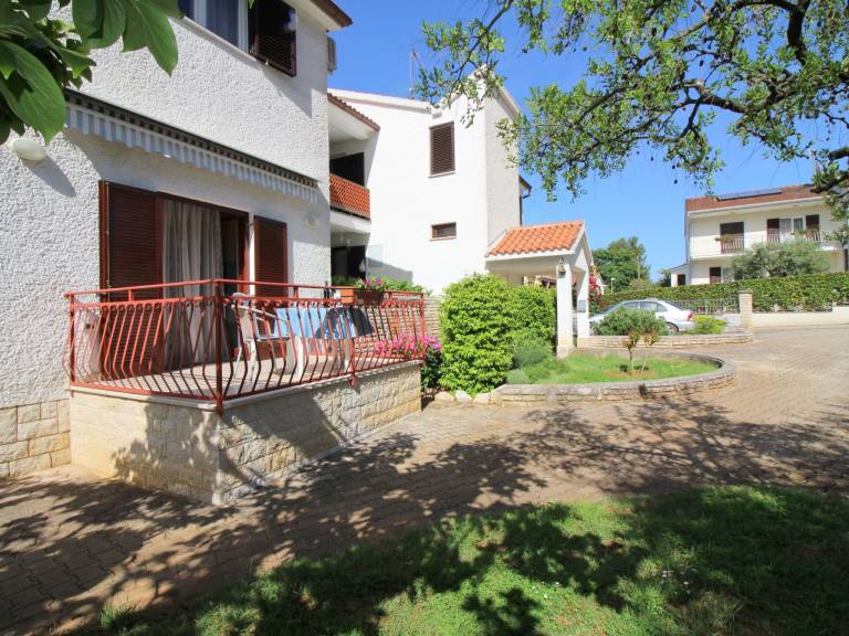 Apartment with yard & terrace | Nature view — photo 3