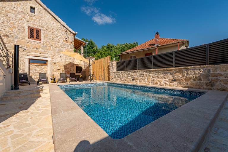 Villa with terrace, private pool & yard | Pets are welcome — photo 5