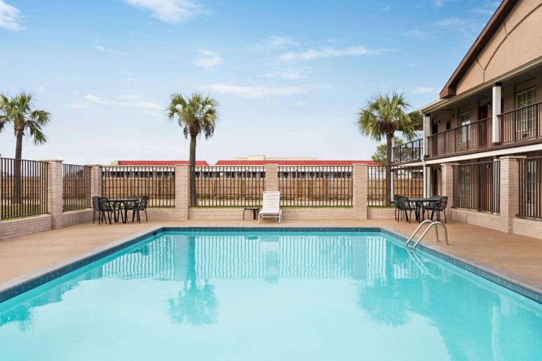 Super 8 by Wyndham Gulfport Airport NW/Near Biloxi — photo 2