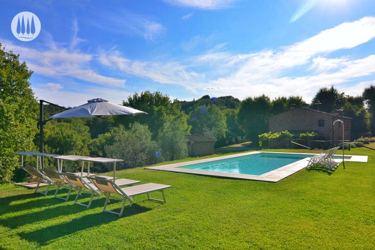 Villa with yard, patio & barbecue | Garden view in Pistoia