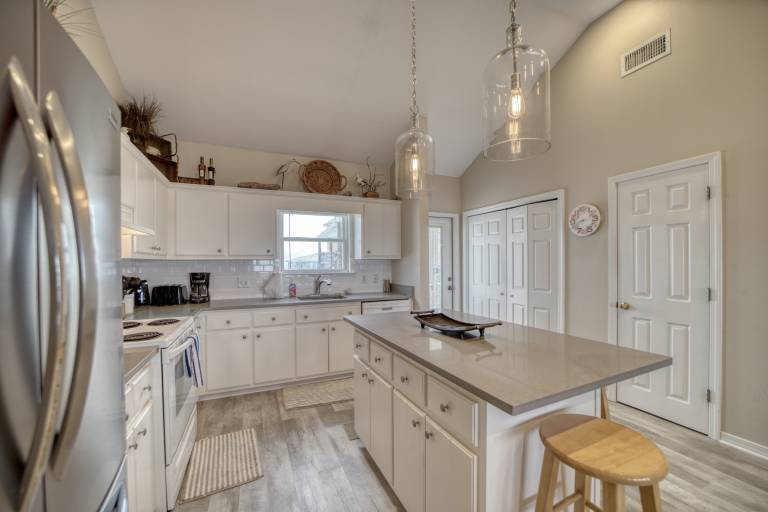 Rainbows End - 100-B Shell Ct — photo 5