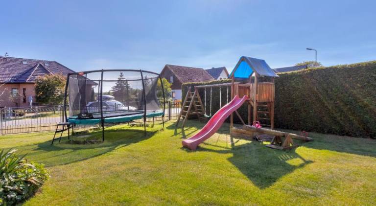 Holiday apartment with barbeque, yard & patio — photo 5