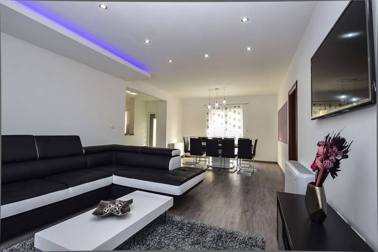 House with barbeque, garden & private pool | Garden view — photo 4