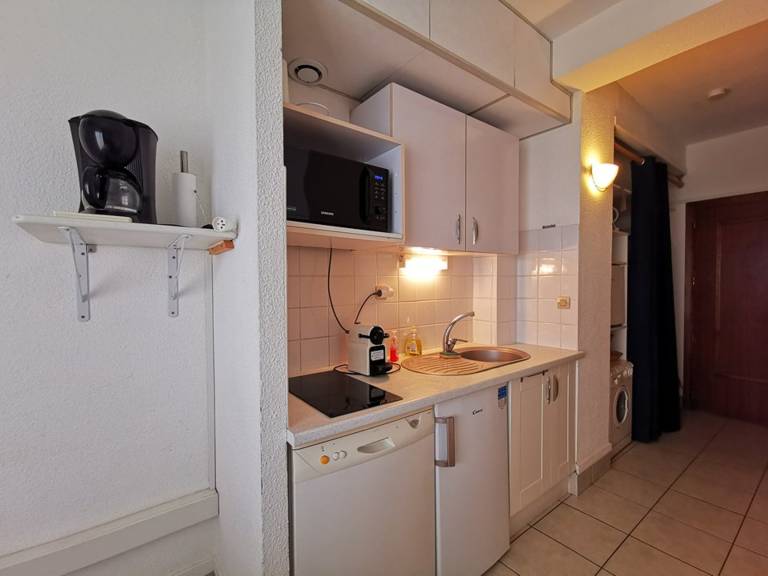 Studio for 4, sea view, AC, parking, Le Lavandou — photo 3