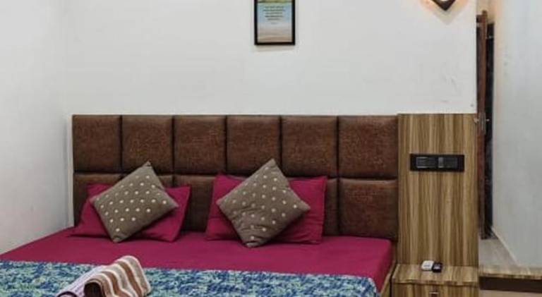 Varanasi Holiday Stay Walking distance to Banaras railway station 100mtr away in Tola
