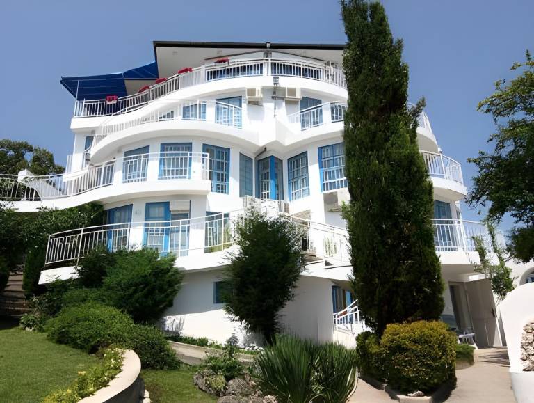 Rental apartment with patio, barbeque & yard in Varna