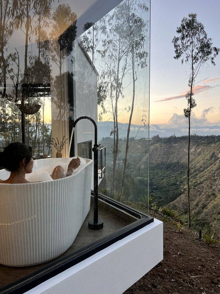 Luxurious Romantic Tiny House with Private Deck, Tub and Views in Ecuador — photo 2