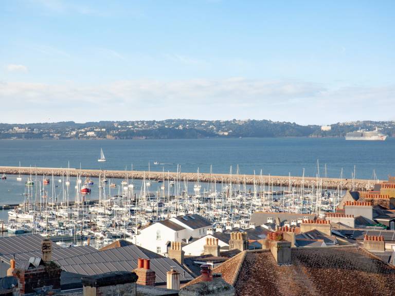 Vacation home with garden & barbecue | River view in Paignton
