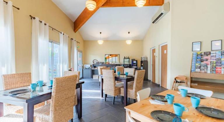 Serviced apartment with terrace, garden & pool | Perfect for remote work | Dogs allowed — photo 2