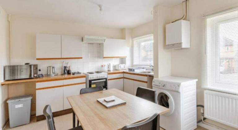 Cosy House- Sleeps 7 Centrally Located Free Parking, Fast WIFI Smart Tv with Sky and Netflix Busines — photo 3