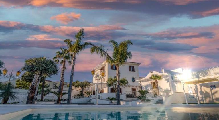 Villa with jacuzzi & pool | Pets allowed in Pompei