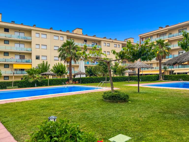 Apartment with pool, garden & patio — photo 3