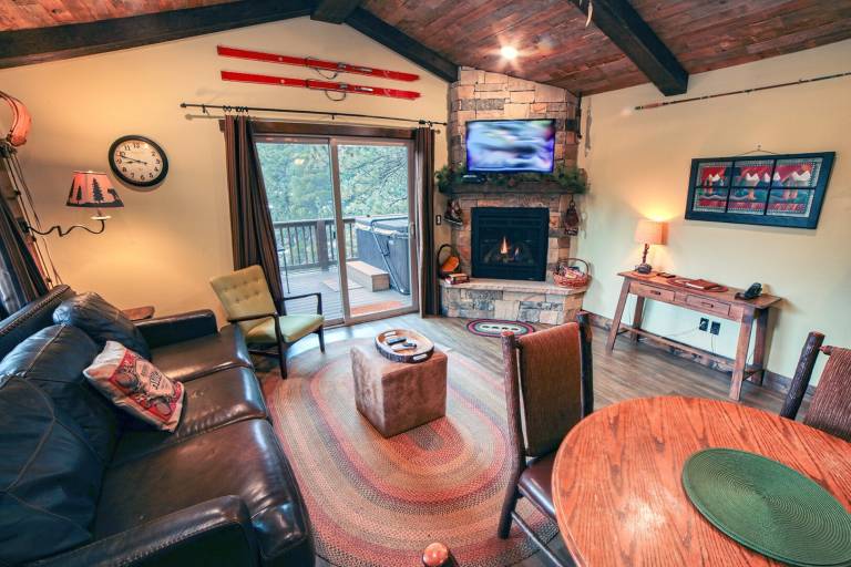 Child-friendly pleasant condo with private pool & patio | Pets are welcome in Estes Park, CO