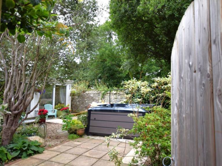 Cottage with garden, patio & jacuzzi in Newquay