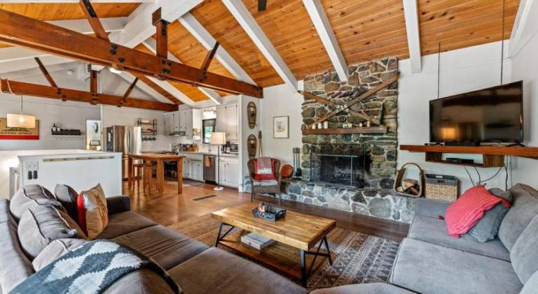 Vacation home with jacuzzi & grill in Tahoe City, CA
