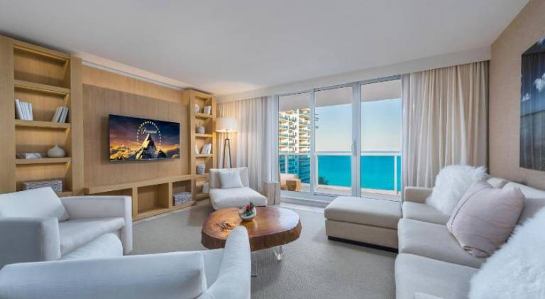 Rental apartment with hot tub | Next to Miami Beach Botanical Garden in Miami Beach, FL