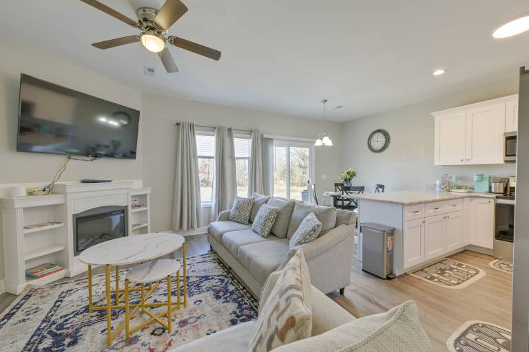 Stay & Play: Spacious Concord Townhome Near Uptown — photo 4