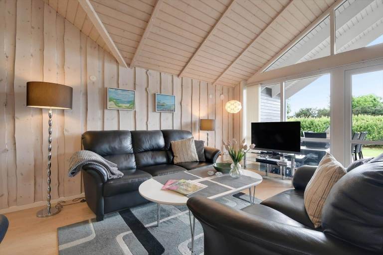 Family-oriented vacation home with BBQ, patio & yard | Pets are welcome — photo 5