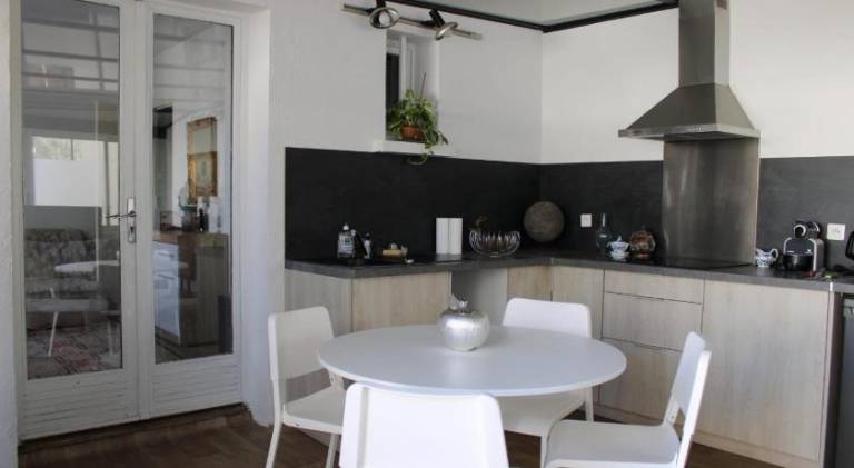 Holiday apartment with yard & patio in Gennevilliers