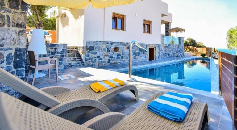 Villa with pool in Malevizi
