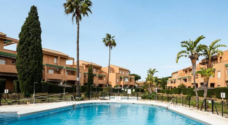 Fully equipped rental apartment with terrace, garden & private pool | Pet-friendly in Chiclana de la Frontera