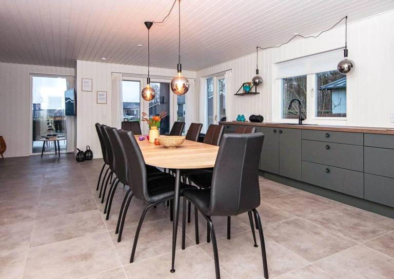 Child-friendly ample vacation home with patio, BBQ & hot tub | Sea view | Pets allowed — photo 2