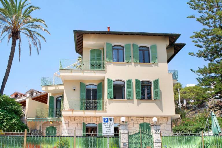 Villa 'Capriccio' with Sea View, Private Terrace and Private Garden in Bordighera