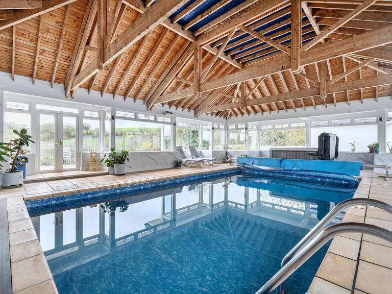 Cottage with garden, hot tub & pool in Cornwall, ON