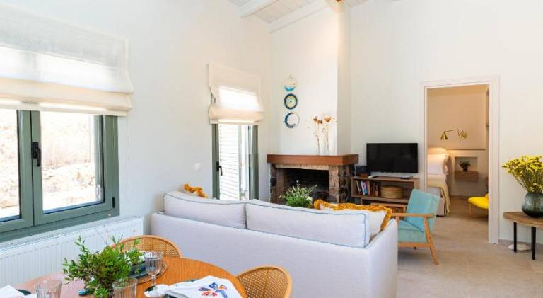 Villa with patio, jacuzzi & private pool | Dogs allowed — photo 2