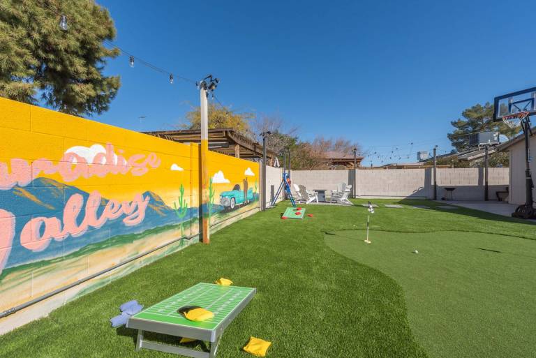 Phoenix 4 BDR Home with Outdoor Entertainment — photo 3