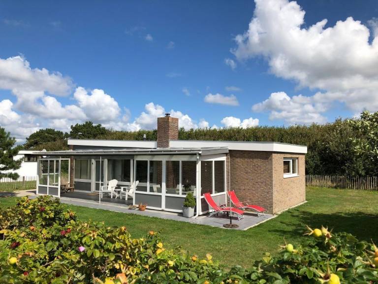 Schönes Ferienhaus in Julianadorp mit Terrasse, Grill und Garten
