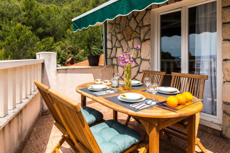 Rental apartment with patio & BBQ | Sea view — photo 4