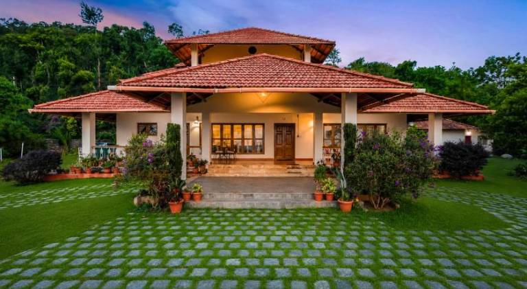 325 m&sup2; Villa