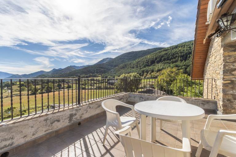 Apartment 'Cambolino' with Mountain View, Private Terrace and Wi-Fi in Huesca