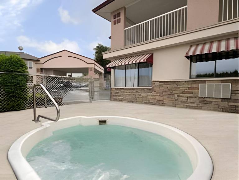Super 8 by Wyndham Lake Country Winfield Area Airport North