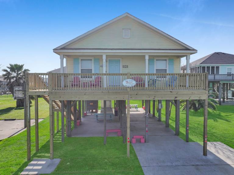 House with grill in Bolivar, TX