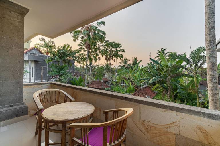 Villa with yard & pool — photo 4